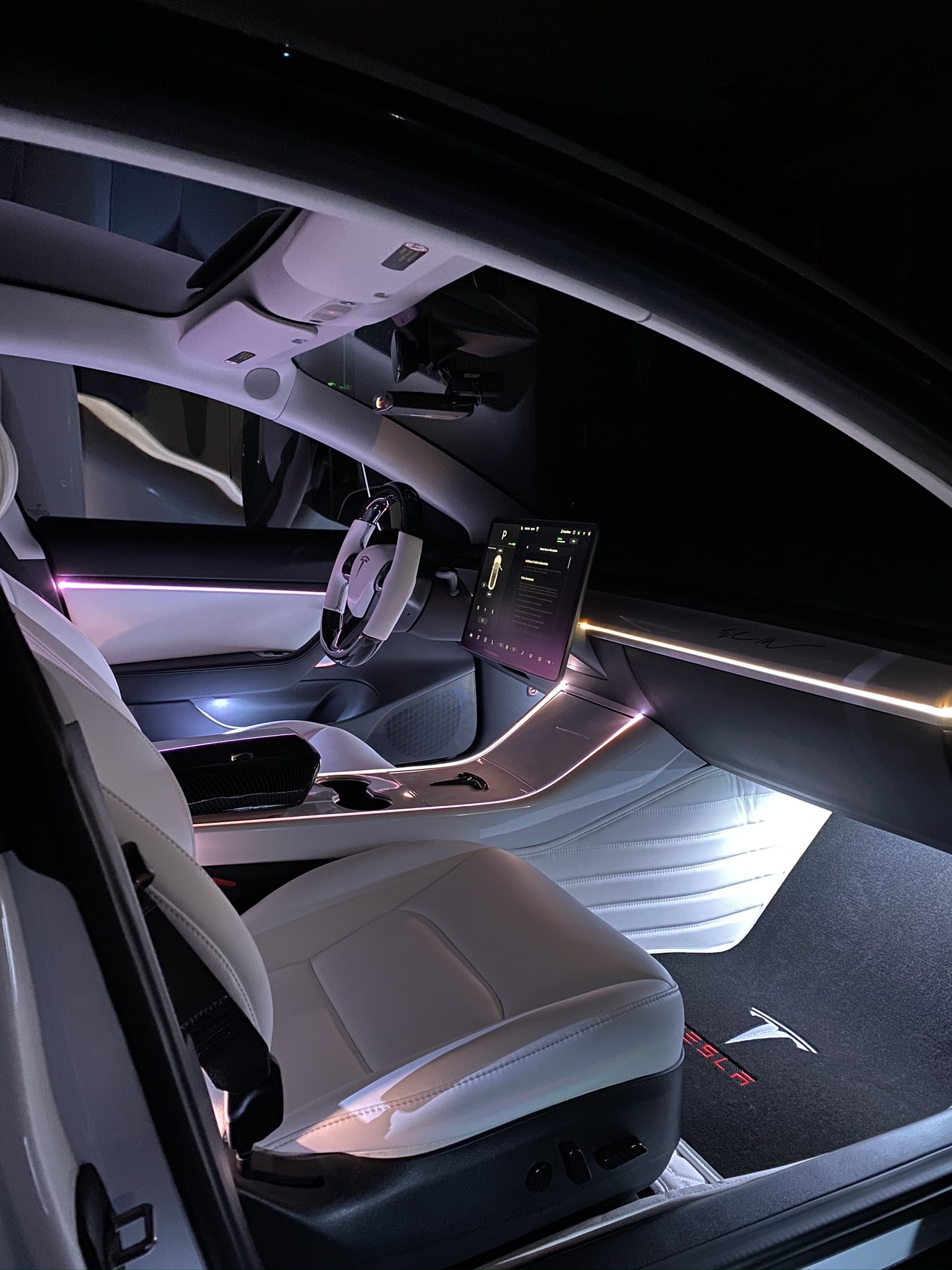 Découvrez l'intérieur d'une Tesla Model 3 enrichie avec des LED