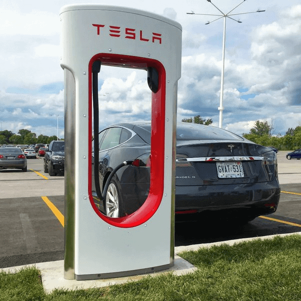 Tesla : la charge à destination pourra devenir payante