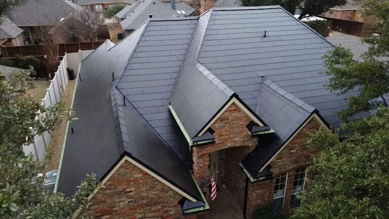Photo incroyable d’un toit équipé des tuiles solaires de Tesla au Texas