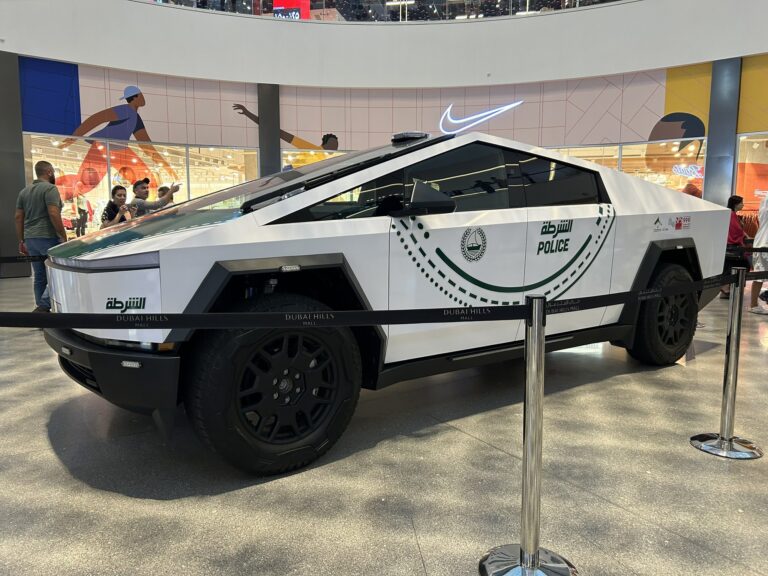 La Police de Dubaï Intègre le Tesla Cybertruck à sa Flotte: Une Révolution dans les Forces de l’Ordre