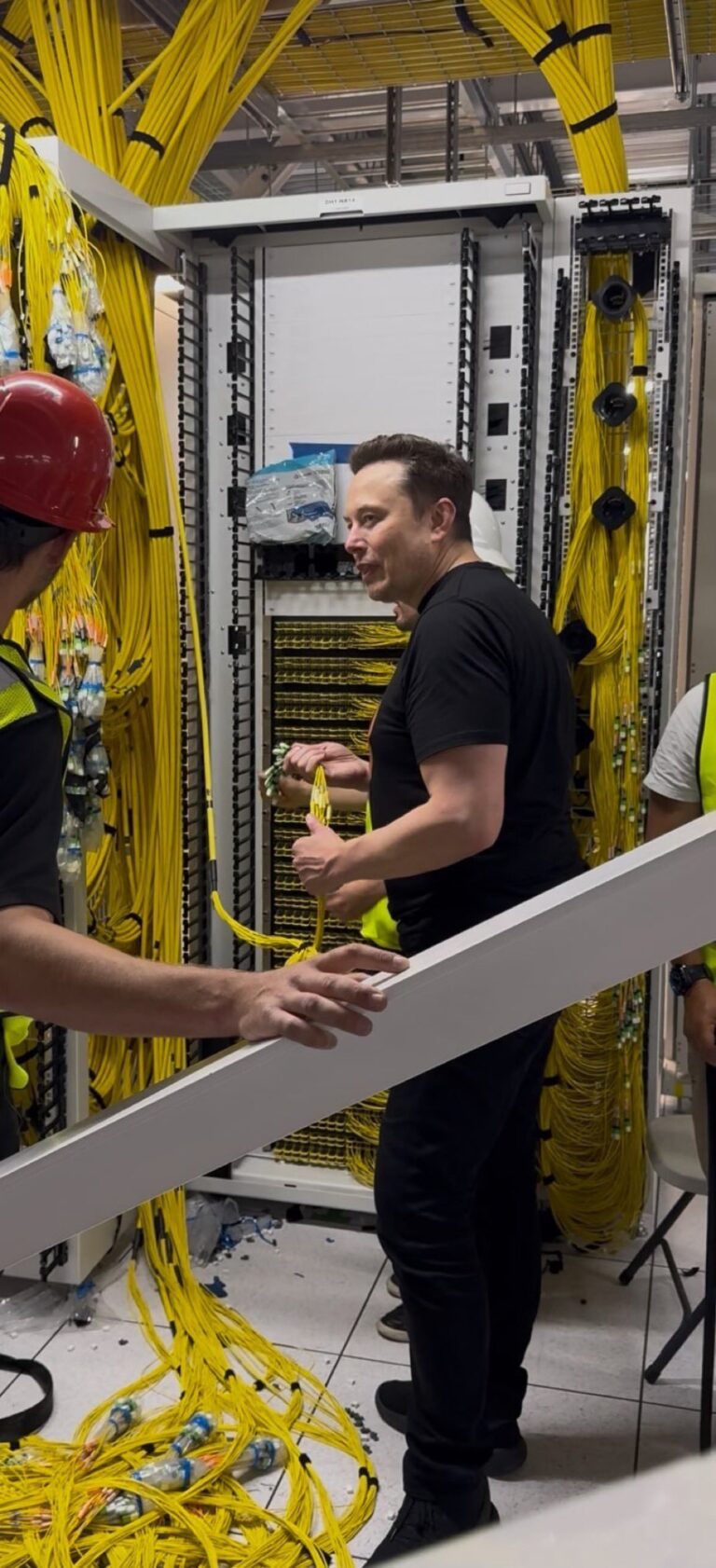 Photo incroyable d’Elon Musk qui tire des câbles de fibre pour XAI