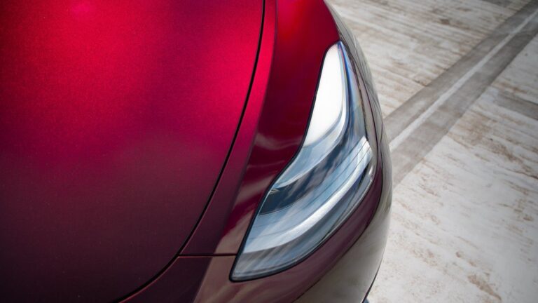 Tesla Lancement des Livraisons du Model Y Midnight Cherry Red au Royaume-Uni