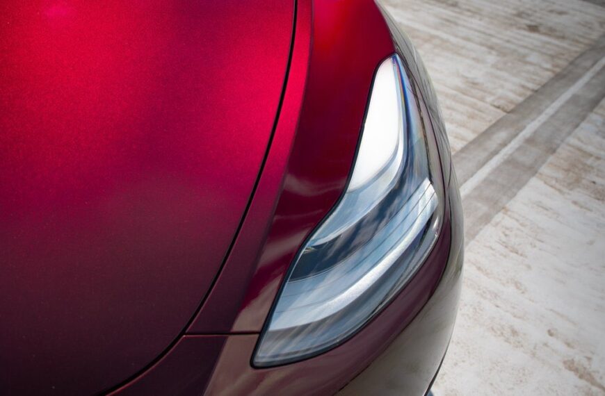 Tesla Lancement des Livraisons du Model Y Midnight Cherry Red au Royaume-Uni