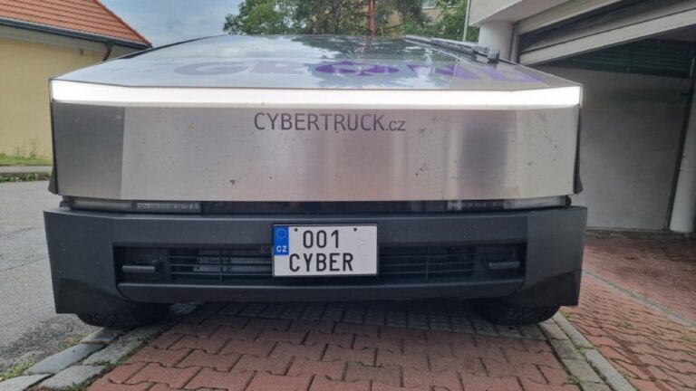 Photo du premier Cybertruck officiellement enregistré en République tchèque