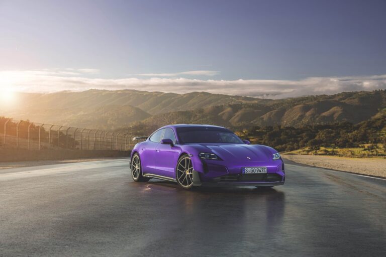 Porsche révise ses ambitions pour les véhicules électriques : vers une transition plus graduelle