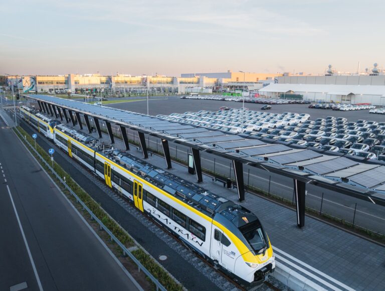 Tesla Giga Berlin : Un Train Électrique Gratuit pour un Transport Écologique