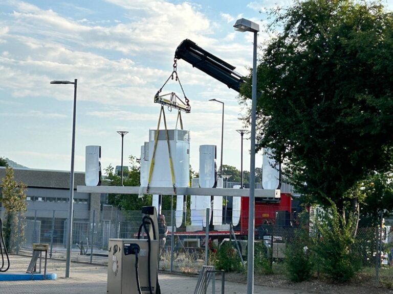 Photo incroyable d’une station Supercharger en lévitation