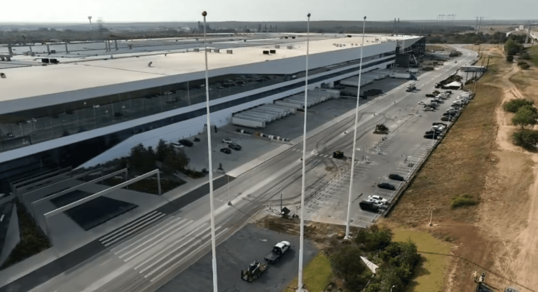 Giga Texas : Trois nouveaux mâts de drapeau érigés à l’entrée de l’usine Tesla