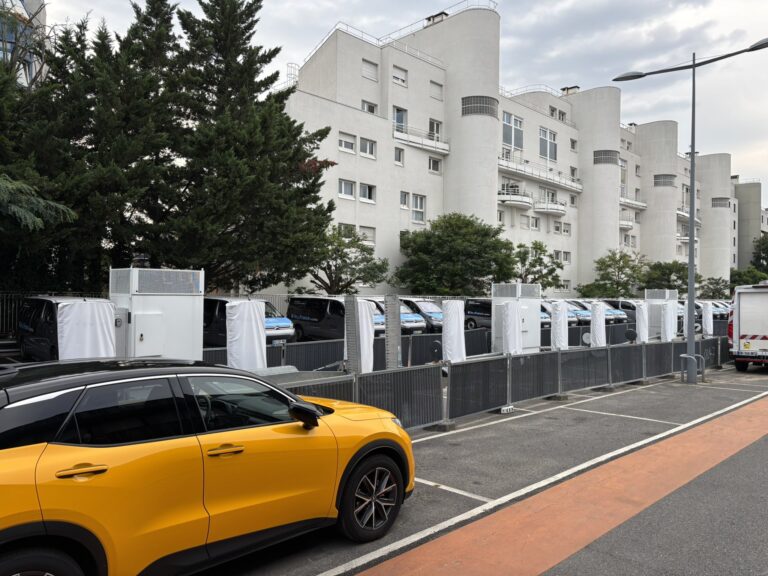 Le tout premier Superchargeur Tesla à Paris s’ouvre à Bercy