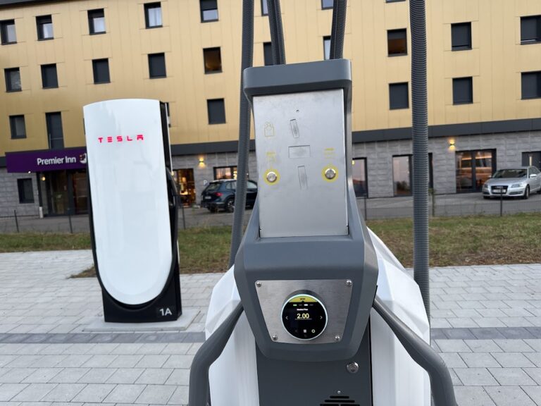 Une station de superchargeur V4 de Tesla située à Lindau, en Allemagne, avec un aspirateur intégré entre deux bornes de recharge, permettant de nettoyer sa voiture pendant la charge.