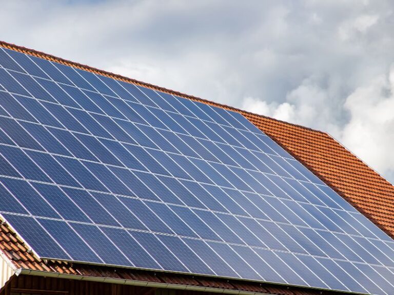 Comment choisir le bon kit de panneaux solaires pour votre maison ?