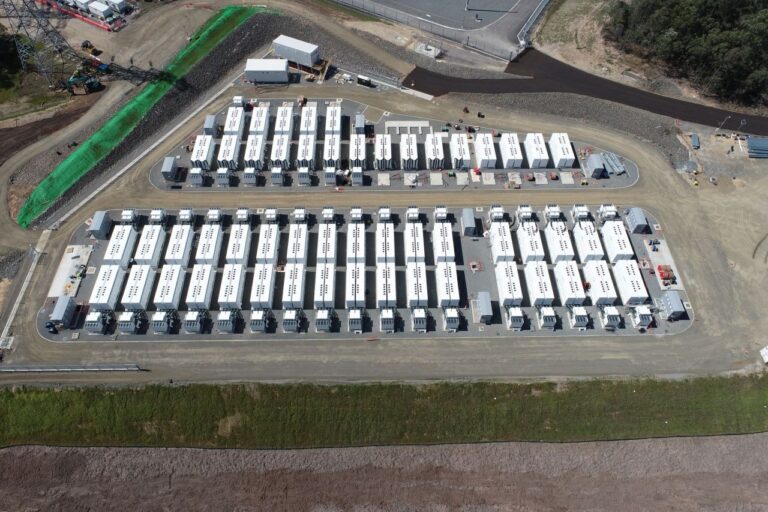 Photo incroyable d’un projet de stockage d’énergie par Tesla