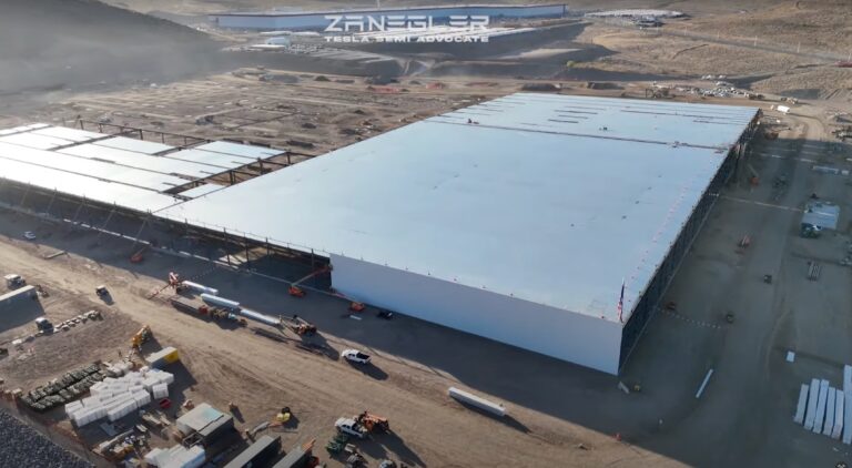 Avancée Surprenante de la Nouvelle Usine de Tesla Semi à Giga Nevada