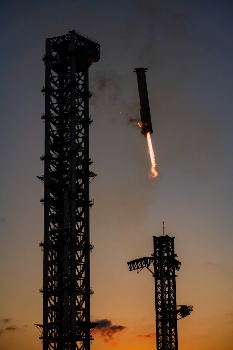 SpaceX réussit le cinquième vol d’essai de Starship avec une première récupération du booster Super Heavy