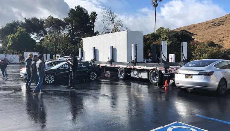 Tesla déploie des Superchargers mobiles après le passage de l’ouragan Milton aux États-Unis