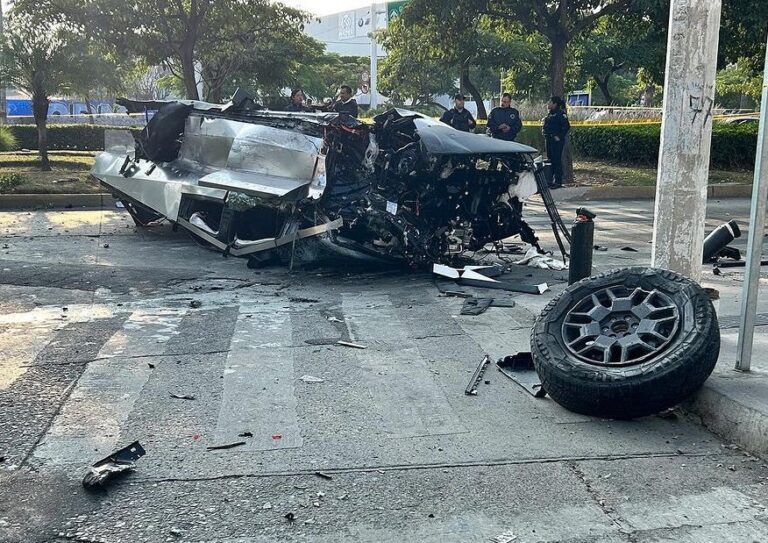 Image choc d’un Cybertruck explosé au Mexique