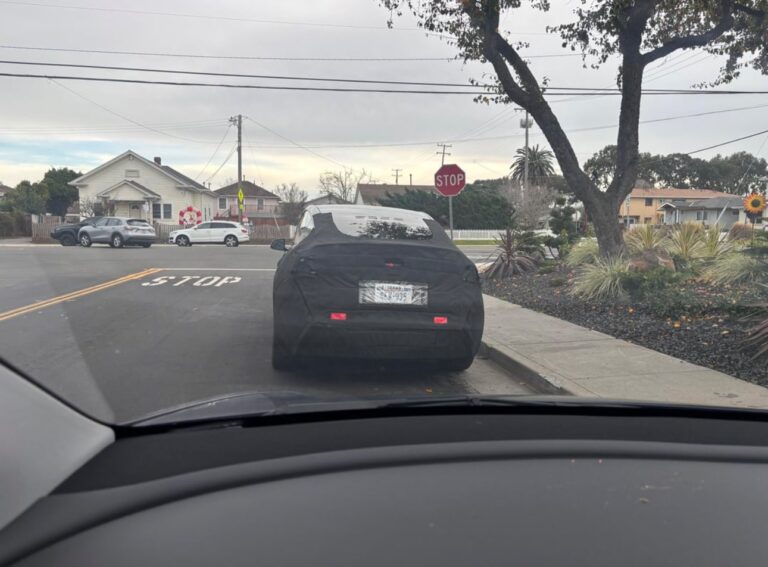 Tesla Model Y 2025 : Spyshot dans les rues de Santa Clara