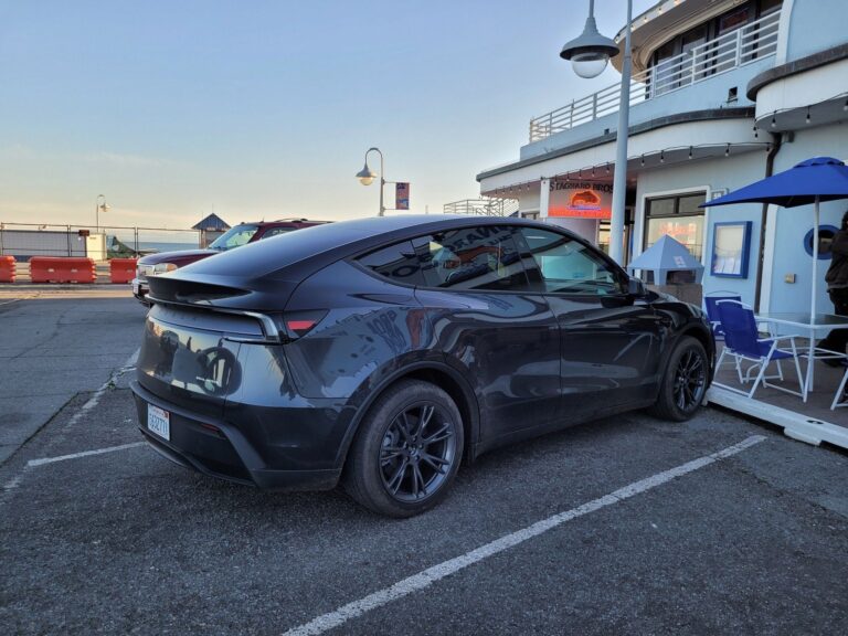 Photo incroyable d’une Tesla Model Y avec les jantes Gemini à Santa Cruz