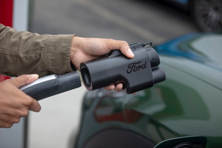 Ford fabrique un adaptateur pour permettre à ses clients d’utiliser les Superchargers Tesla