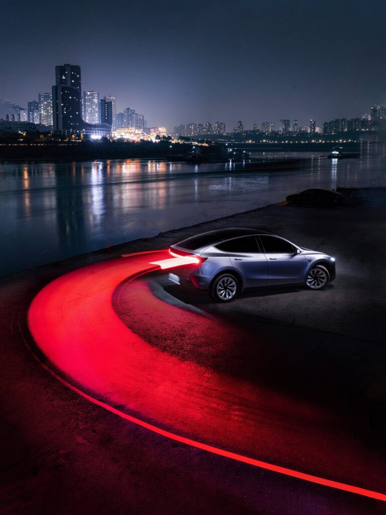 Photo incroyable de la nouvelle Tesla Model Y en mode nuit