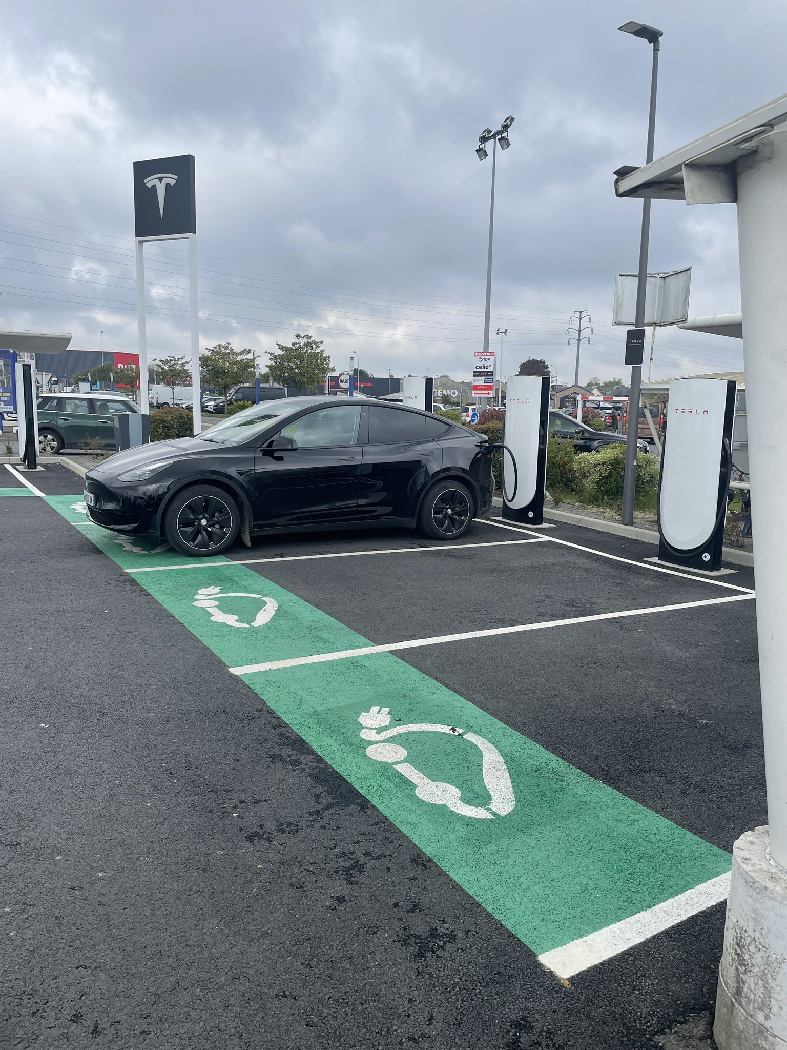 Tesla Supercharger in Dinan: immersive experience